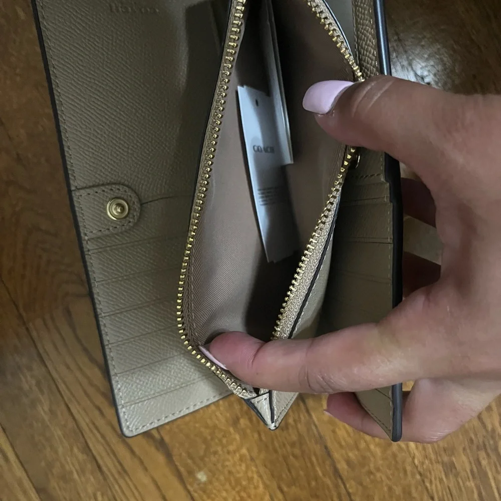 Coach: Ivory Snap Wallet☁️ - Picture 7 of 7